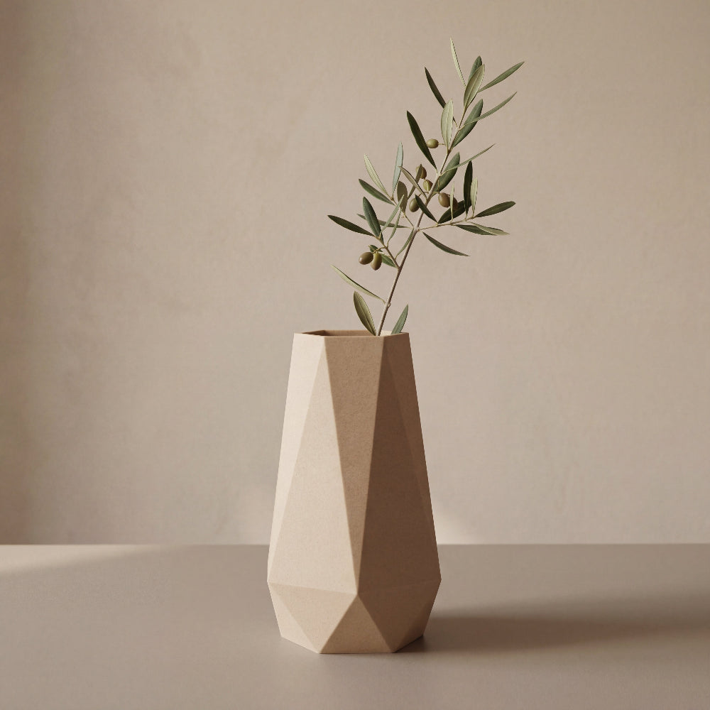 GEOMETRIC vase i birk – facetteret vase i dansk design fra Hartli, minimalistisk bolig dekoration i plantebaseret materiale.