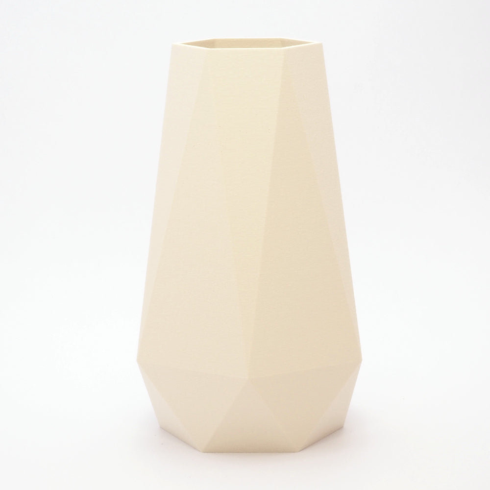 Geometric vase i cream 20/25 cm – bløde facetter og lys, neutral tone