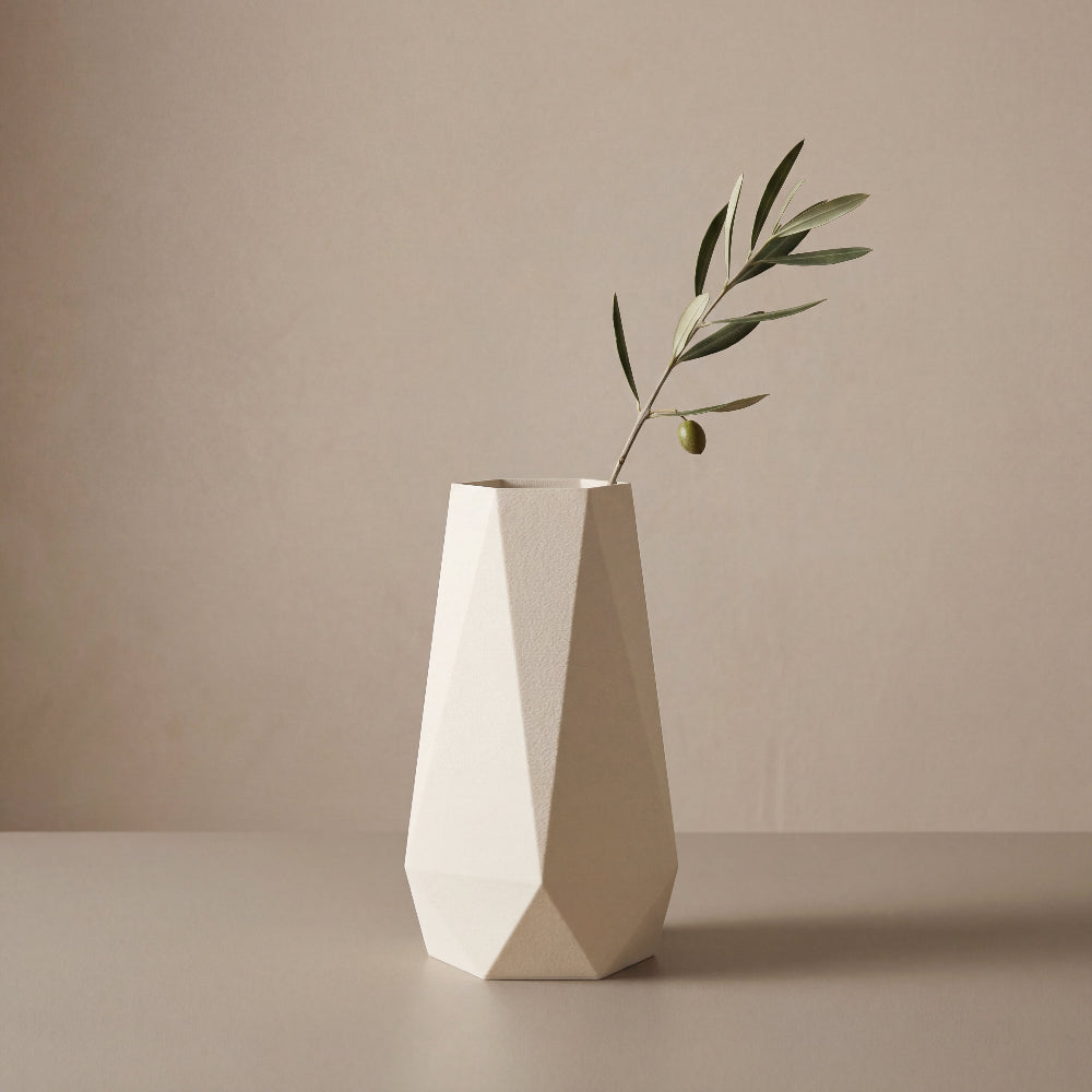 GEOMETRIC vase i cream – facetteret vase i dansk design fra Hartli, minimalistisk bolig dekoration i plantebaseret materiale.