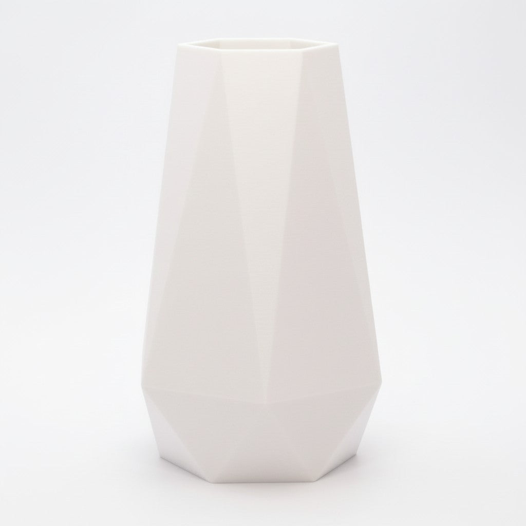 GEOMETRIC design vase i hvid med klare linjer og skulpturel form, dansk design til moderne hjem