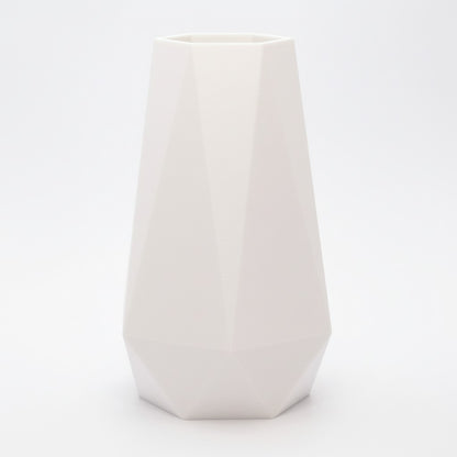 GEOMETRIC design vase i hvid med klare linjer og skulpturel form, dansk design til moderne hjem