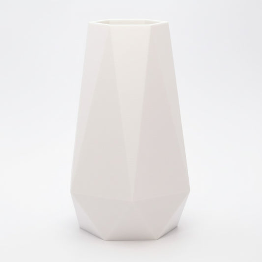 GEOMETRIC design vase i hvid med klare linjer og skulpturel form, dansk design til moderne hjem
