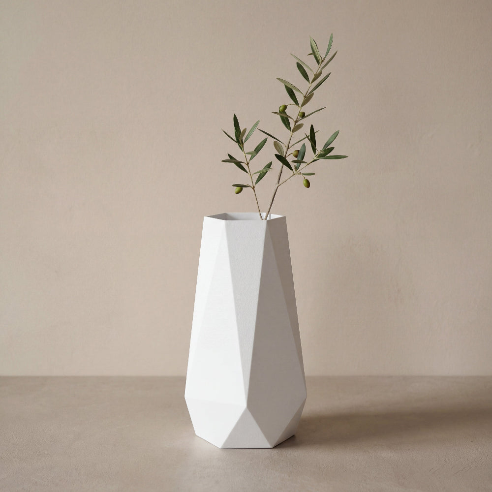 GEOMETRIC vase i hvid – facetteret vase i dansk design fra Hartli, minimalistisk bolig dekoration i plantebaseret materiale.