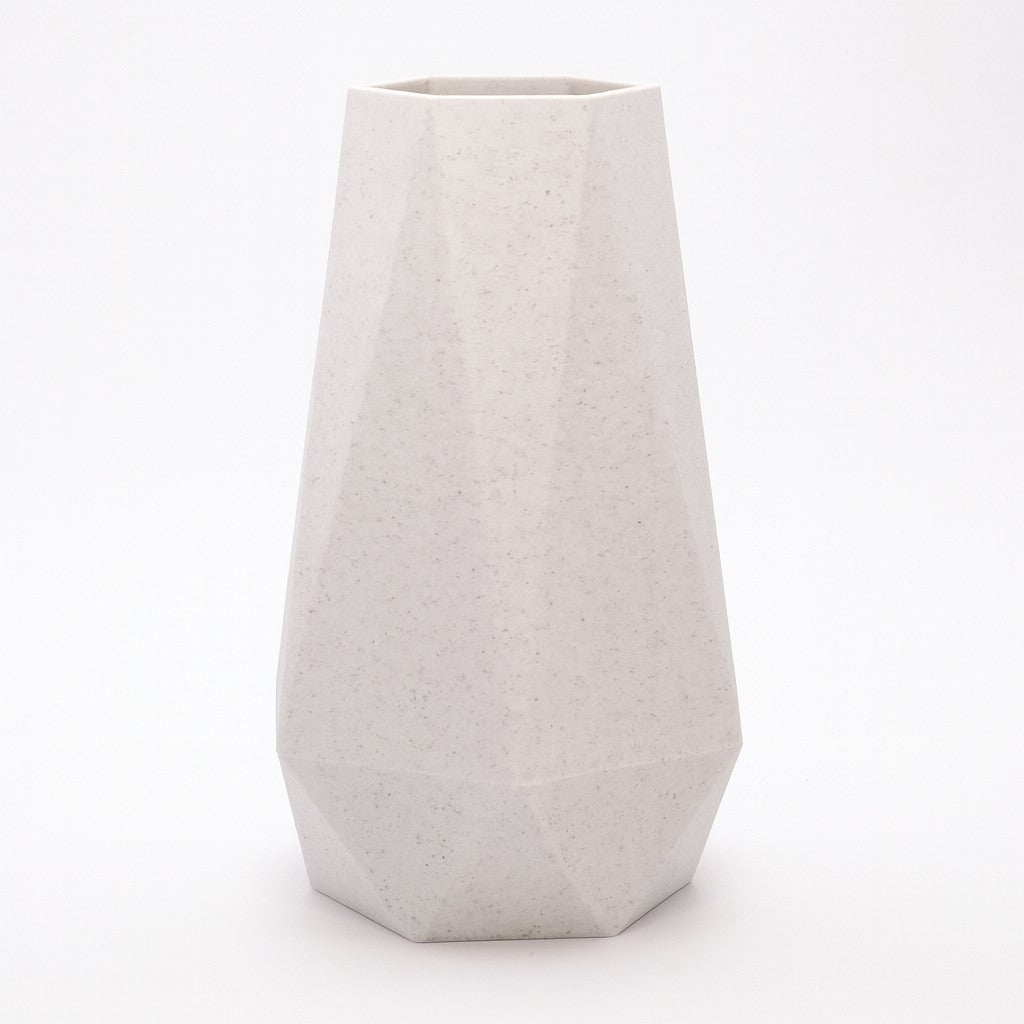 GEOMETRIC design vase i marmor med klare linjer og skulpturel form, dansk design skabt med omtanke