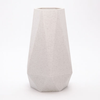 GEOMETRIC design vase i marmor med klare linjer og skulpturel form, dansk design skabt med omtanke