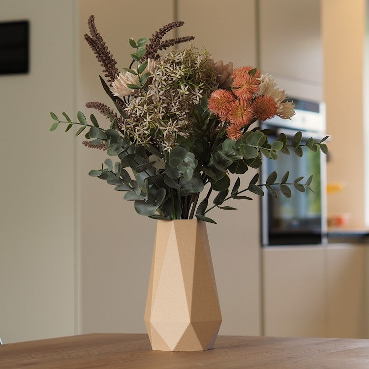 GEOMETRIC vase i birk med blomster på køkken bordet - rolig dansk design skabt med omtanke