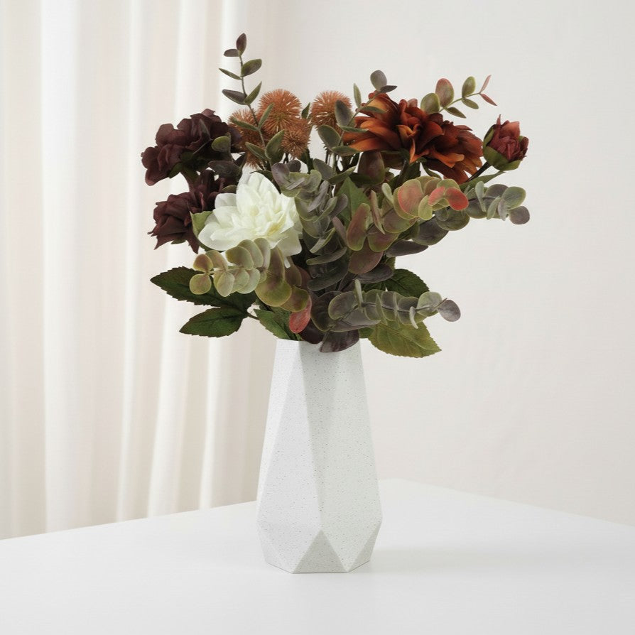 GEOMETRIC vase i marmor med blomster, placeret på bordet ved vinduet - enkelt dansk design skabt med omtanke