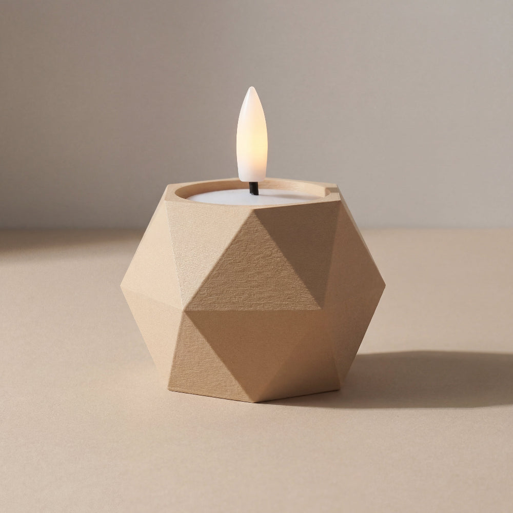 GEOMETRIC vendbar lysestage i beige med LED fyrfadslys – skulpturel dansk design med facetteret geometrisk form.