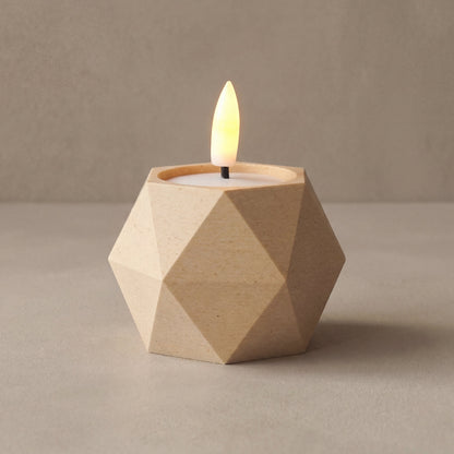 GEOMETRIC vendbar lysestage i birk med LED fyrfadslys – skulpturel dansk design med facetteret geometrisk form.