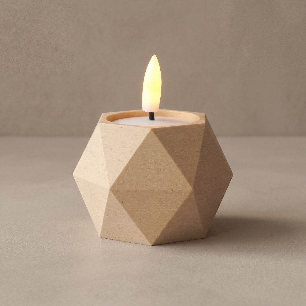 GEOMETRIC vendbar lysestage i birk med LED fyrfadslys – skulpturel dansk design med facetteret geometrisk form.
