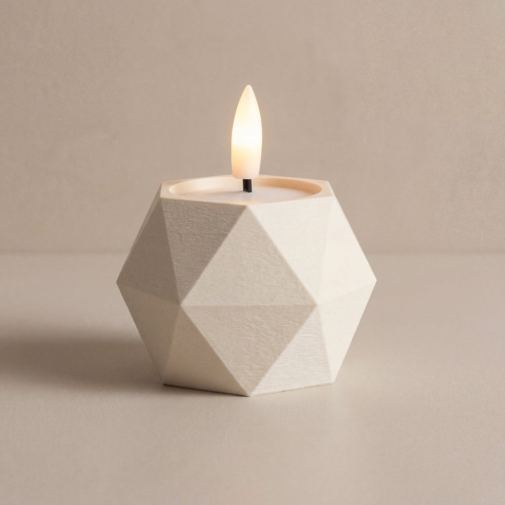 GEOMETRIC vendbar lysestage i cream med LED fyrfadslys – skulpturel dansk design med facetteret geometrisk form.