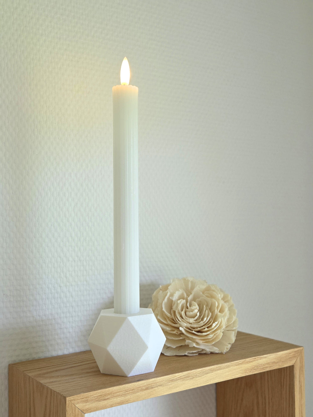 Hvid GEOMETRIC vendbar lysestage med LED kronelys – skaber rolig stemning i dansk design