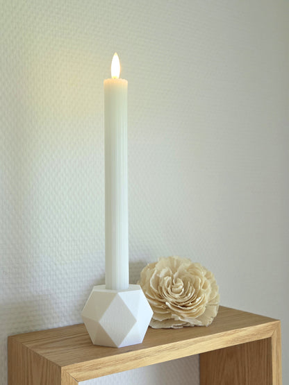 Hvid GEOMETRIC vendbar lysestage med LED kronelys – skaber rolig stemning i dansk design