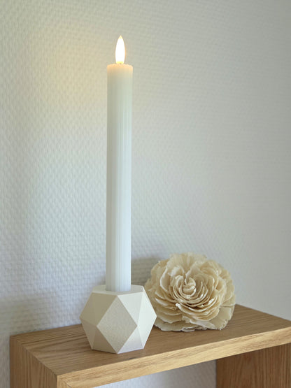 Cream GEOMETRIC vendbar lysestage med LED kronelys – skaber rolig stemning i dansk design