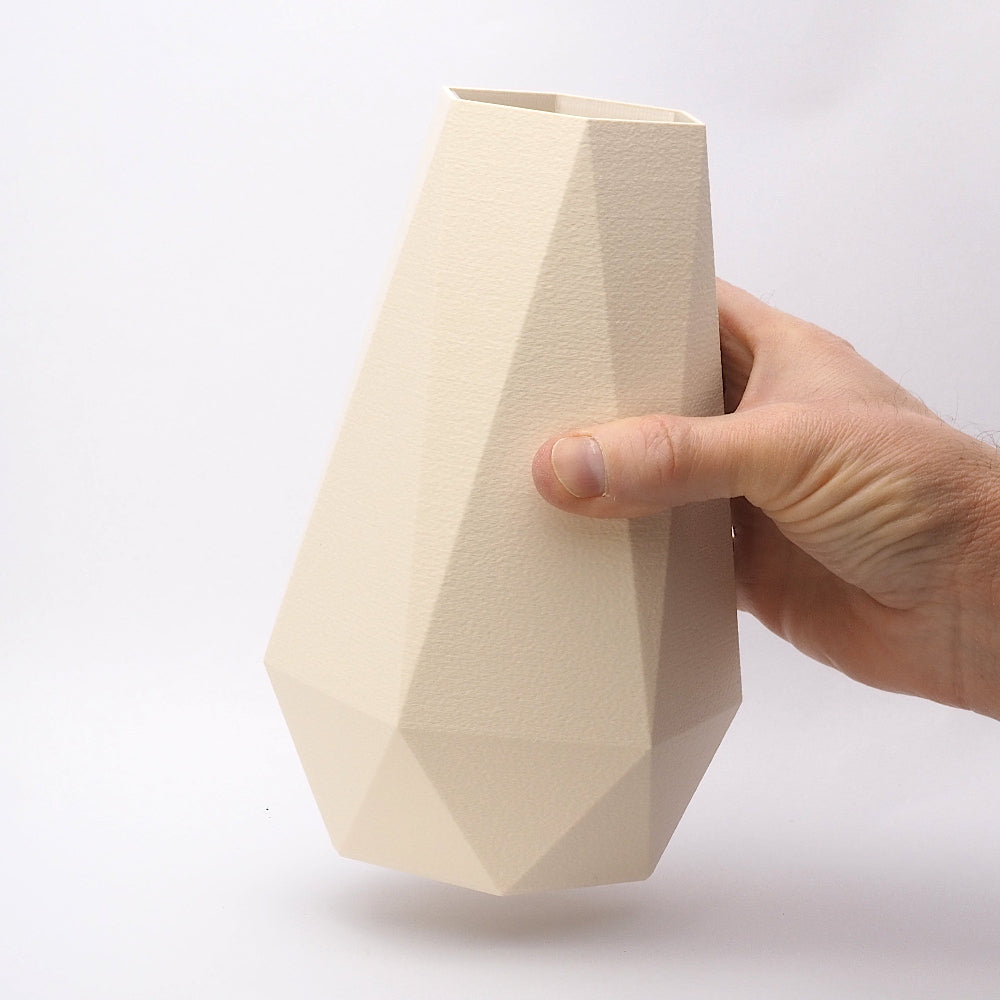 20 cm geometrisk cream vase i dansk design med afbalancerede proportioner, holdt i hånden