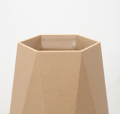 Nærbillede af geometrisk vase i birk med skarpe facetter og arkitektonisk form