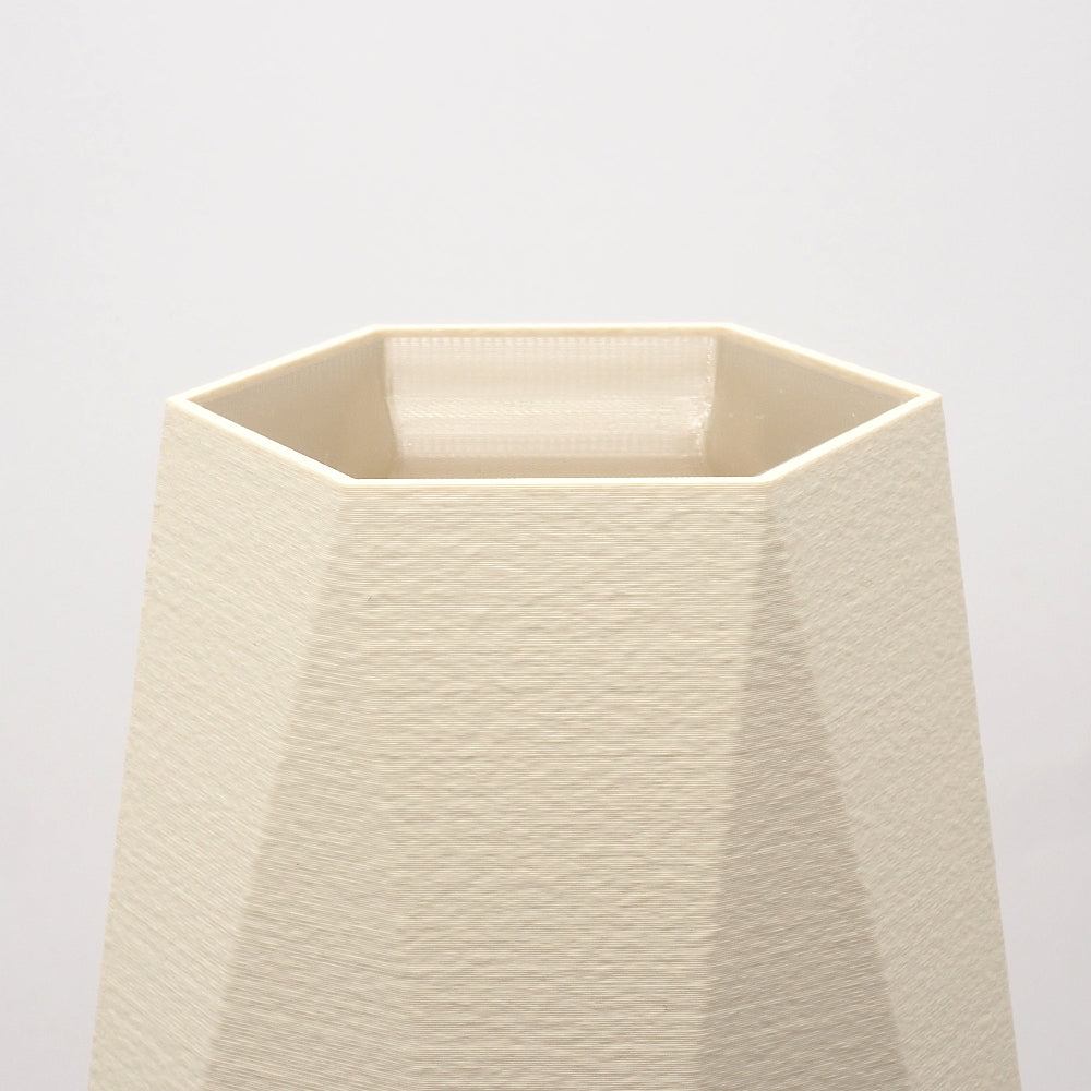 Detalje af cream geometrisk vase med facetteret struktur