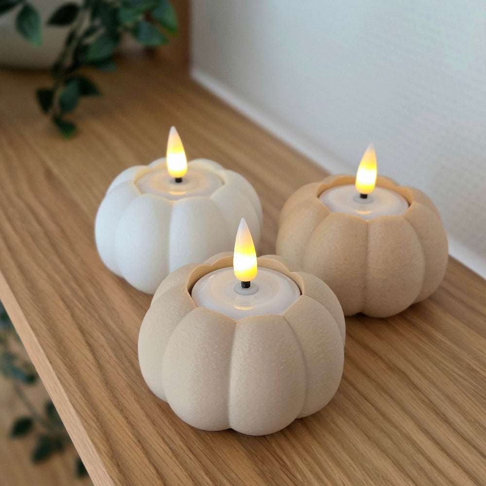 Græskar LED lysestager i hvid, beige og birk – bæredygtigt Halloween lysestage fra Hartli, med LED fyrfadslys som hyggelig efterårsdekoration