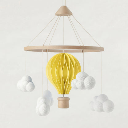 Minimalistisk uro til baby med luftballon i dansk design til børneværelse