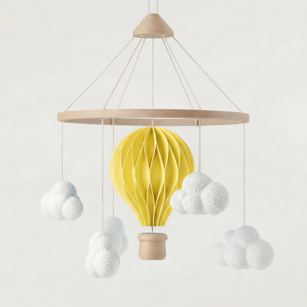 Minimalistisk uro til baby med luftballon i dansk design til børneværelse