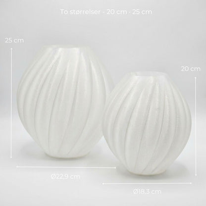 Størrelsessammenligning af Swirl vase fra Hartli i 20 cm og 25 cm med mål vist.
