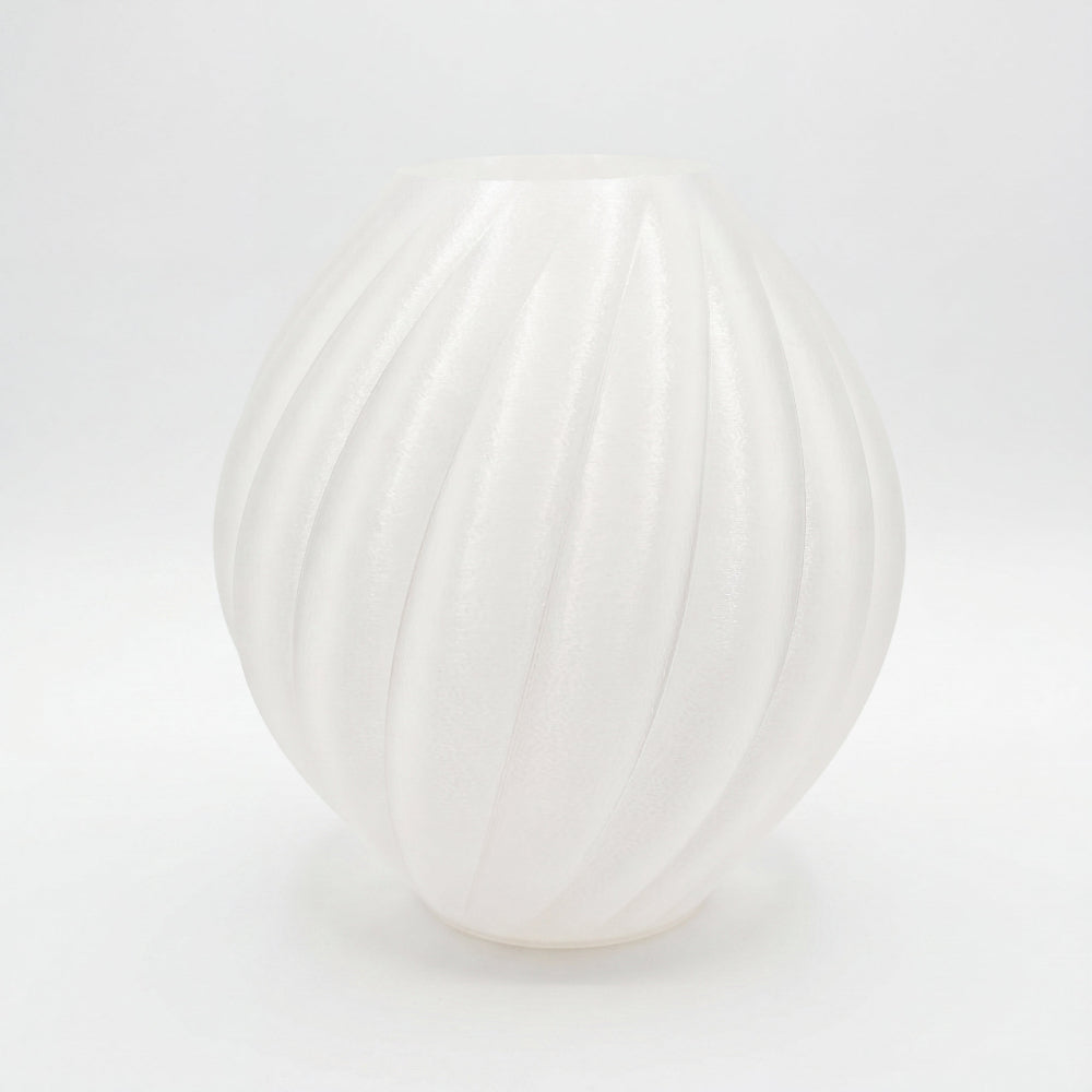 Transparent Swirl vase fra Hartli på hvid baggrund.