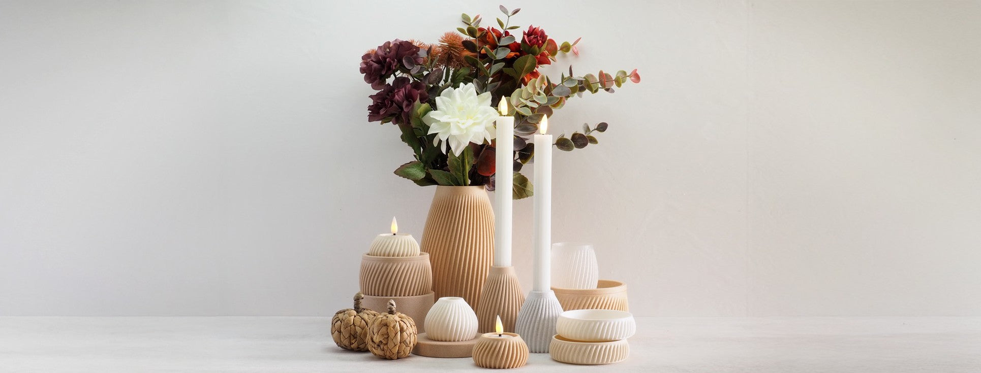 FLUTE kollektion i bæredygtigt dansk design – ribbede 3D print vaser, lysestager og sæsonpynt i beige, creme og hvid, skabt med omtanke.