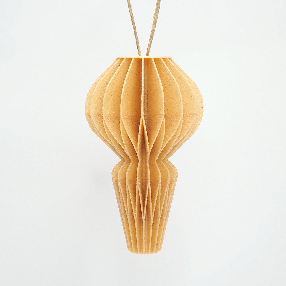 Grøn honeycomb julepynt hængt som juleornament i birk farve