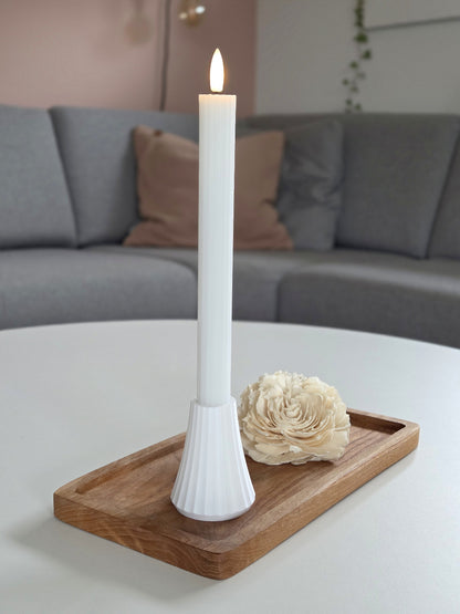 Hvid ARC lysestage med LED kronelys på træbakke i skandinavisk stue – bæredygtigt dansk design