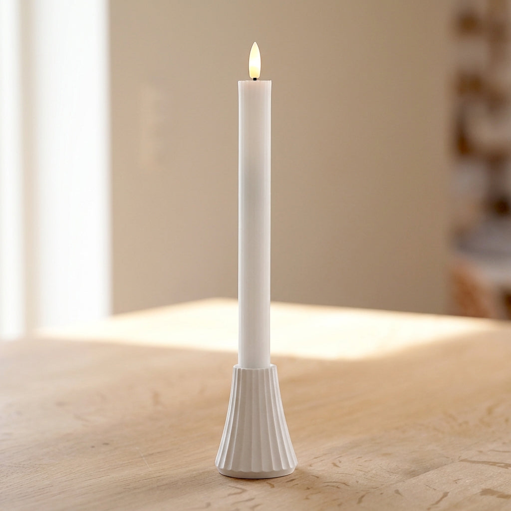 Hvid ARC lysestage med LED kronelys på træbakke i skandinavisk stue – bæredygtigt dansk design