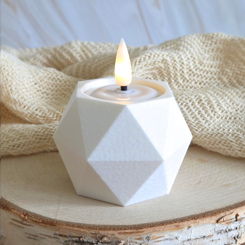 Hvid GEOMETRIC vendbar lysestage med LED fyrfadslys – skaber rolig stemning i dansk design