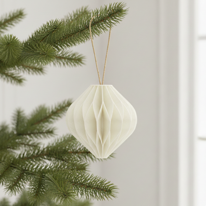 Hvid honeycomb kugle som julepynt hængende på en gren – tidløs juledekoration til juletræ eller gren.