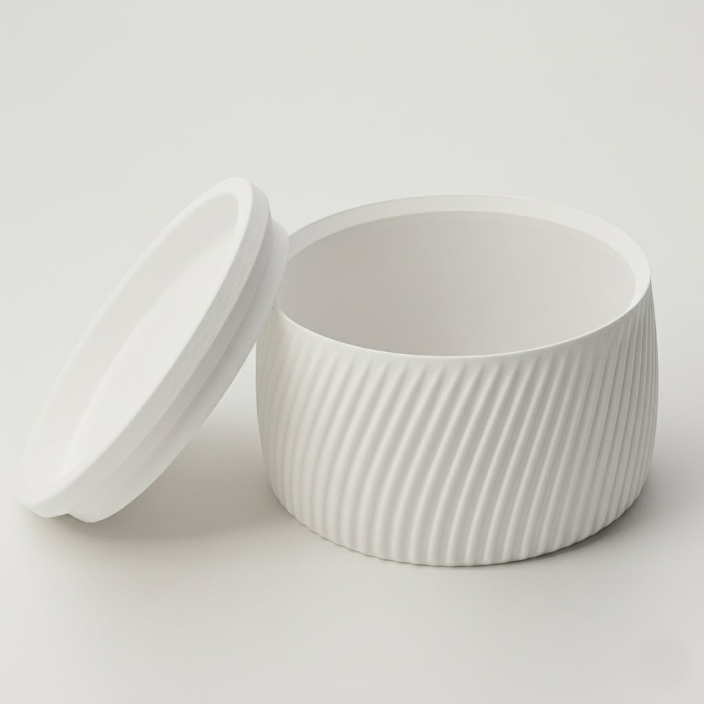 FLUTE opbevaringsboks i hvid med låg åbent, boks med design og riflede sider – egnet til små opbevaringsgenstande i hjemmet.