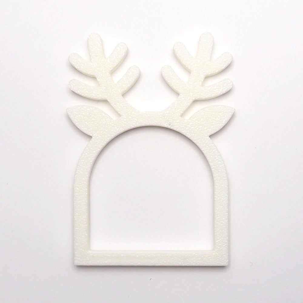 Hvid rensdyr servietring med gevirdetaljer, perfekt som juleservietring til borddækning. Viser bagsiden