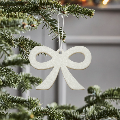 Hvid sløjfe julepynt på grøn gren – velegnet til juletræ, dekorative grene, vinduer og adventsgaver.