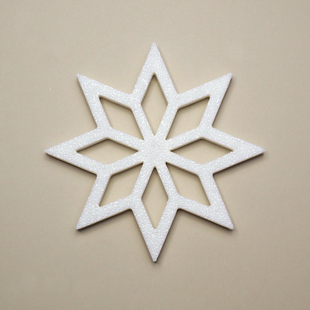 Hvid stjerneformet julepynt på lys baggrund – minimalistisk dekoration til juletræ, adventsgaver eller vinduer.