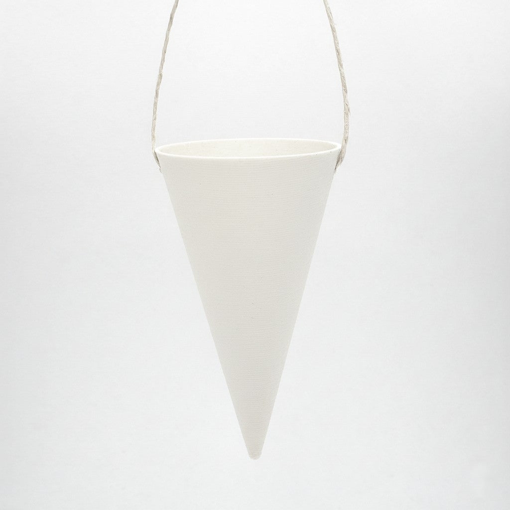 Hvidt glat kræmmerhus i minimalistisk design som julepynt