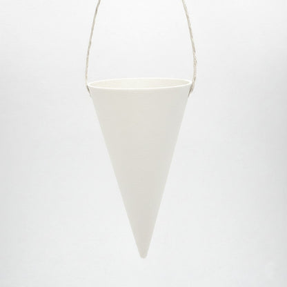 Hvidt glat kræmmerhus i minimalistisk design som julepynt