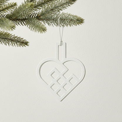 Flettet julehjerte i hvidt hængende på juletræ - let dansk design julepynt til grene og jul.
