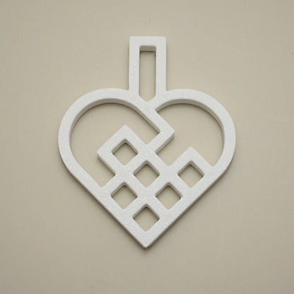 Hvidt  julehjerte på lys baggrund – minimalistisk julepynt til juletræ eller vinduer.