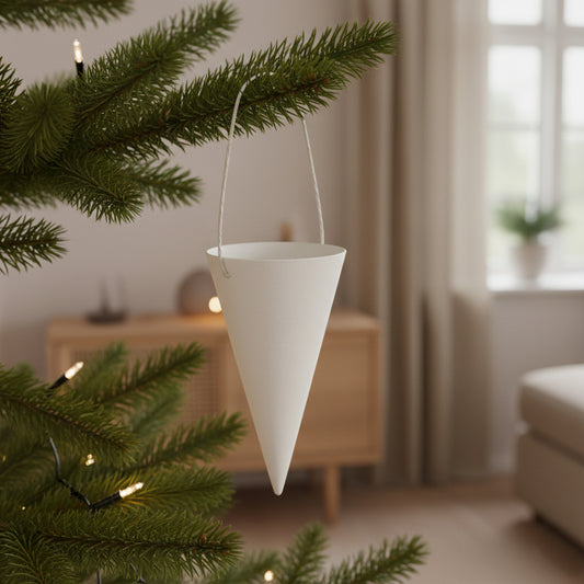 Hvidt kræmmerhus i enkelt design som julepynt til juletræ eller dekorativ gren