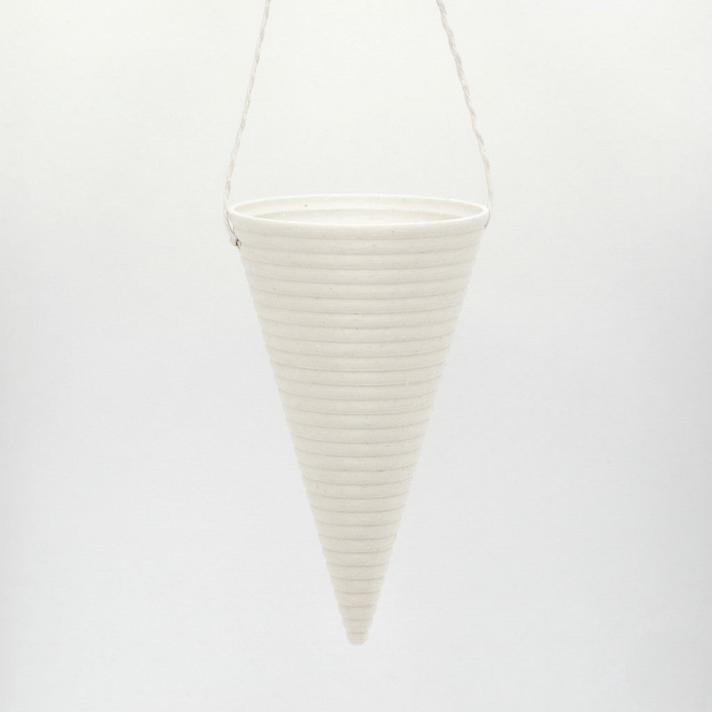 Hvidt riflet kræmmerhus i enkelt design som julepynt