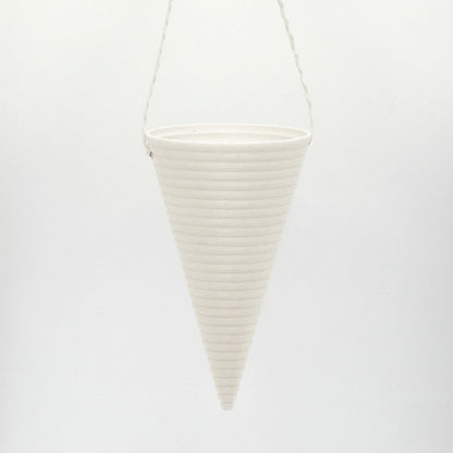 Hvidt riflet kræmmerhus i enkelt design som julepynt