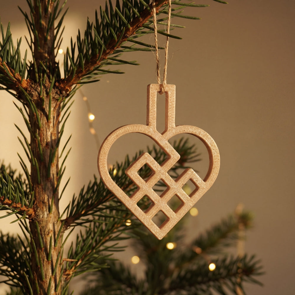 Julehjerte i dansk design til juletræ – dekorativt julepynt i birk med flettet mønster