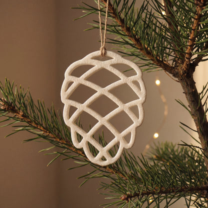 Julekogle i dansk design til juletræ eller adventsgaver – dekorativt julepynt i hvid