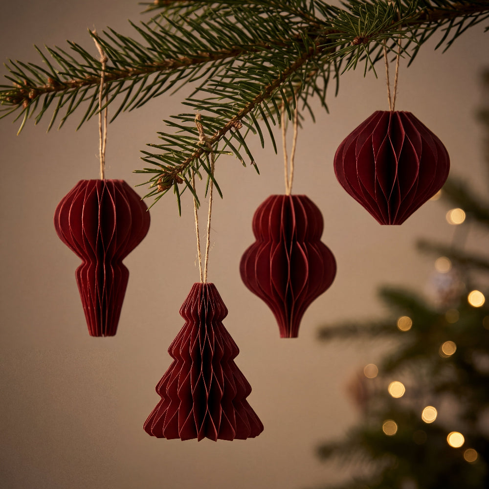 Honeycomb julepynt i rød, inspireret af de klassiske papir ornamenter - bærdygtig alternativ