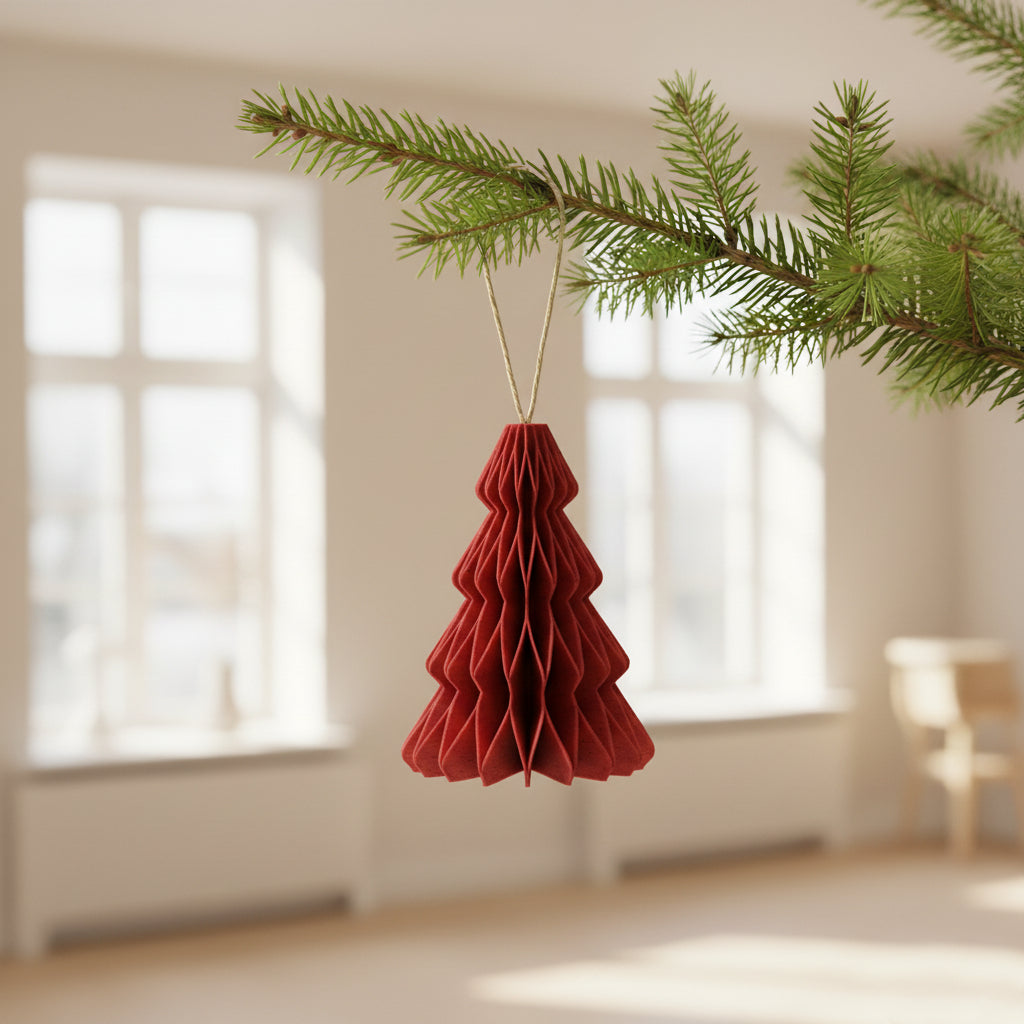 Rød honeycomb julepynt hængende på en gren – let og elegant julepynt til juletræ eller dekorative grene