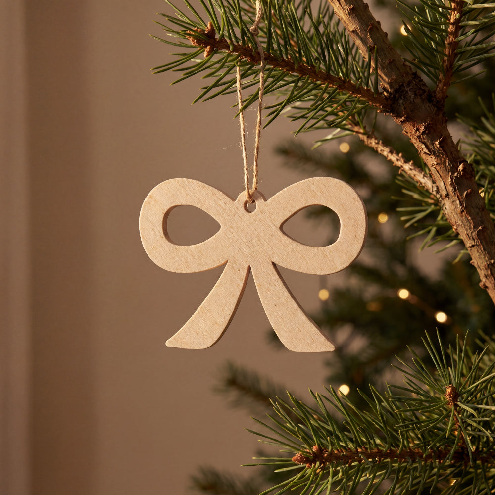 Julesløjfe i dansk design til juletræ eller adventsgaver – enkelt julepynt i birk