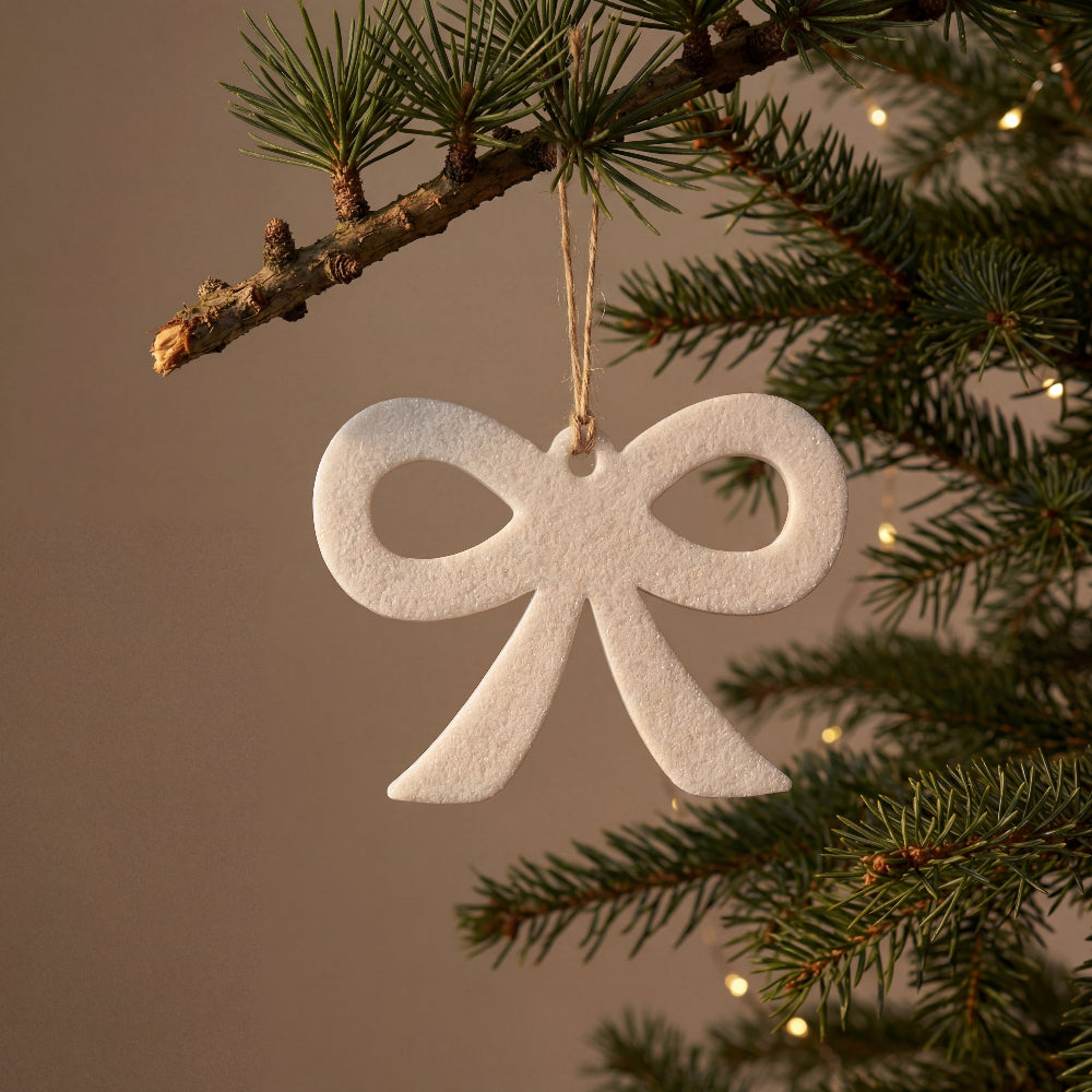 Julesløjfe i dansk design til juletræ eller adventsgaver – enkelt julepynt i hvid