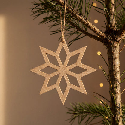 Julestjerne i dansk design til juletræ eller adventsgaver – dekorativt julepynt i birk